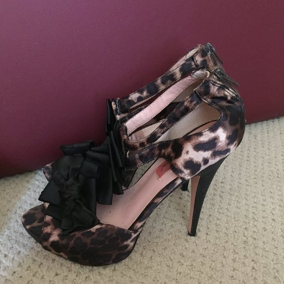 Betsey Johnson Brown Black Leopard Print Satin Stiletto Heels 7.5 - Picture 2 of 6
